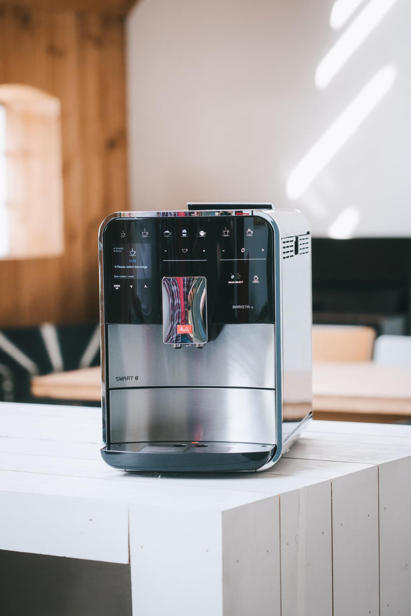 Melitta Barista TS Smart F850-101 – Machine à Café Expresso et Boissons Chaudes Automatique, 2 Réservoirs à Grains, Récipient à Lait, Broyeur Silencieux, Argent
